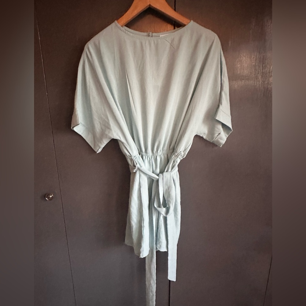 NWT. Sz MED. Pale Blue Foteisy short romper. rounded neck, batwing short sleeves - Picture 15 of 15
